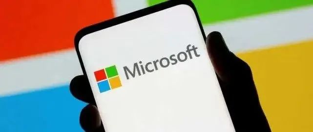 微軟即將上線其首個(gè)跨境電商平臺(tái)Buy with Microsoft。 據(jù)了解，該平臺(tái)自3月22起開始內(nèi)測，目前還在內(nèi)測階段，上線時(shí)間預(yù)計(jì)在4月和5月。目前品類主要聚焦家居百貨、3C、服裝鞋靴、配件等。除此之外微軟還表現(xiàn)出了對(duì)中國商家的濃厚興趣，表示“這個(gè)產(chǎn)品將賦能中國優(yōu)質(zhì)的品牌、產(chǎn)品和供應(yīng)商，幫助他們銷售產(chǎn)品到全球市場。  目前，Buy with Microsoft平臺(tái)正處于入駐免傭金階段。除了會(huì)為商家提供一系列入駐培訓(xùn)以外，微軟還稱將會(huì)結(jié)合現(xiàn)有生態(tài)（如微軟的Bing購物頻道、Edge瀏覽器、MSN新聞?lì)l道和Window。Bing Shopping等）進(jìn)行引流。如果賣家有在平臺(tái)站內(nèi)上線產(chǎn)品，當(dāng)前階段便可以免費(fèi)獲得推廣。同時(shí)，Edge新選項(xiàng)卡頁面的橘色購物車可以將商品流推給正在瀏覽頁面的消費(fèi)者。  實(shí)際上，早在2019年就有關(guān)于微軟布局電商的傳言流出，而微軟也的確為其進(jìn)行了一系列的準(zhǔn)備。 2019年8月，微軟收購供應(yīng)商營銷平臺(tái)PromoteIQ 2020年，微軟曾推出基于AI的零售解決方案Dynamics 365 Commerce，使用人工智能幫助商家進(jìn)行全渠道的訂單管理 2020年8月，美國零售巨頭沃爾瑪證實(shí)將與微軟聯(lián)手收購TikTok 今年1月24號(hào)，聯(lián)邦快遞公司與微軟公司宣布，雙方將把聯(lián)邦快遞網(wǎng)絡(luò)智能與微軟Dynamics 365結(jié)合起來  對(duì)于微軟而言，如此縝密布局的終極目的無疑是打造一個(gè)成熟的綜合跨境電商平臺(tái)，  不過想要成功，光靠平臺(tái)與物流的成熟是遠(yuǎn)遠(yuǎn)不夠的，穩(wěn)定的完整產(chǎn)業(yè)鏈需要還需要長時(shí)間的沉淀磨合。未來的走向?qū)?huì)如何，讓我們拭目以待